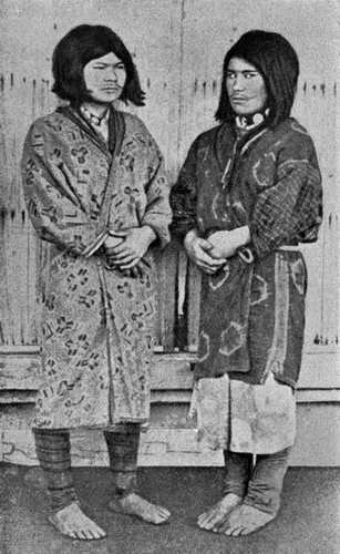 Рис. 14. Две девушки из племени аино (японская фотография)