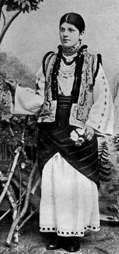 Рис. 189. Румынская девушка из Буковины в национальном костюме