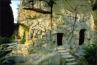 1936 – 1945 Общество Аненэрбе «Наследие Предков» занимается изучением древних мистических культов на скале Экстернштайн (Ирминзуль, Германия)