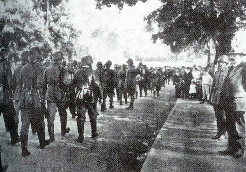 Фрайкоры проходят строем перед военным министром Густавом Носке (1919)