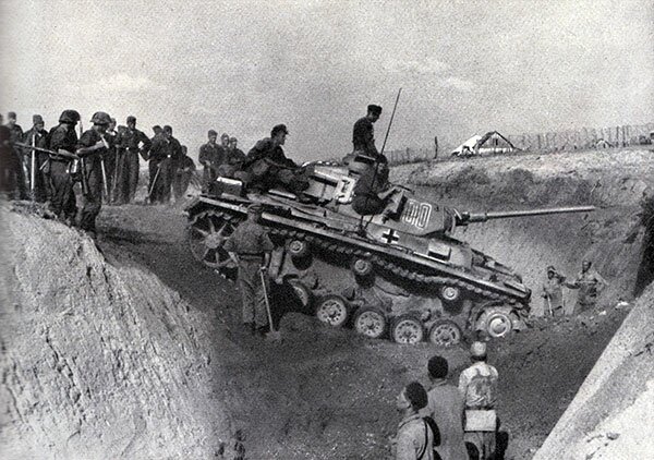 Guderian | Der Feldzug in Russland | Ein russischer Panzergraben in der Stalin-Linie wird überwunden
